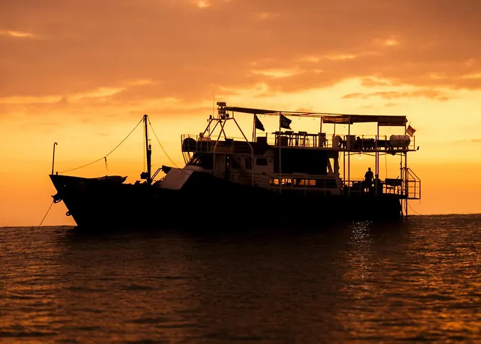 Floating Saltwater Cowboys Botel