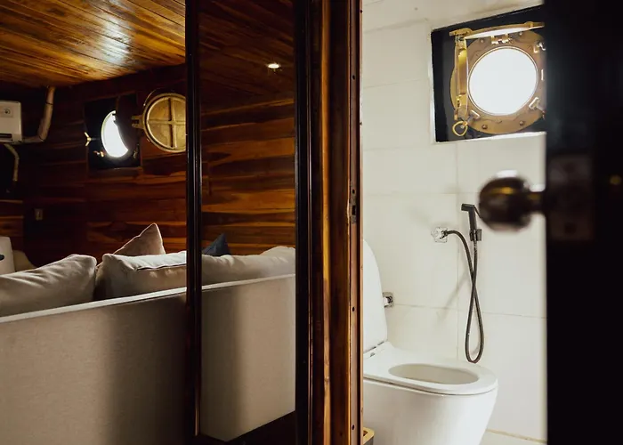 Floating Saltwater Cowboys Botel