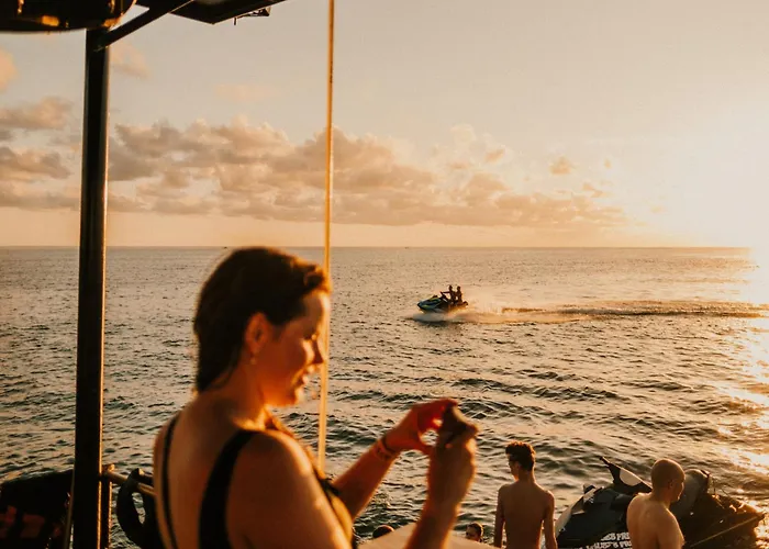 Floating Saltwater Cowboys Botel