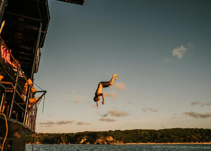 Floating Saltwater Cowboys Botel *
