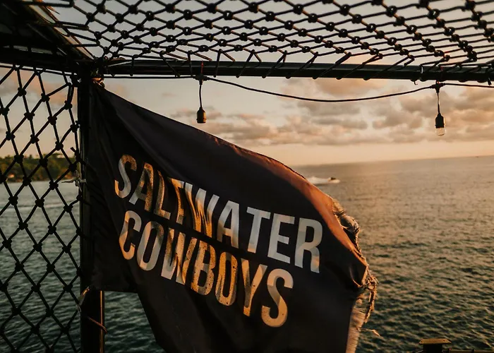 Floating Saltwater Cowboys Botel *